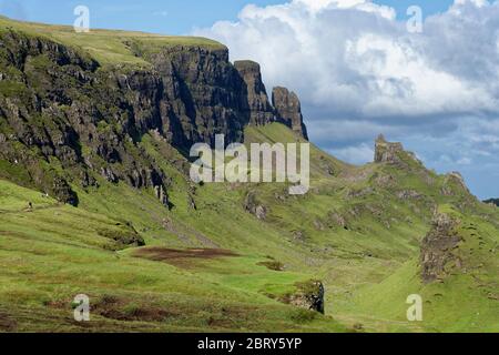 Falaises du Quiraing avec la prison (365M pic droit) et Cnoc a' Mheirlich (266M près de droite), Trotternish Ridge, île de Skye, Écosse, Royaume-Uni Banque D'Images