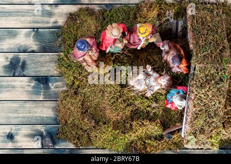 Vue de dessus de la crèche de Noël. Hutte avec l'enfant Jésus dans la crèche, avec Marie, Joseph et les rois mages. Sur une table en bois vintage. Banque D'Images