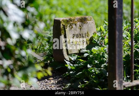 Loose Village, Kent, Royaume-Uni. Panneau « public Footpath » en pierre Banque D'Images