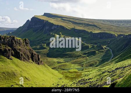 Quirang Road & Bioda Buidhe, Trotternish Ridge, Isle of Skye, Écosse, Royaume-Uni Cnoc a' Mheulich (266 m à gauche) et Bioda Buidhe (466 m au centre), Trotternish Banque D'Images