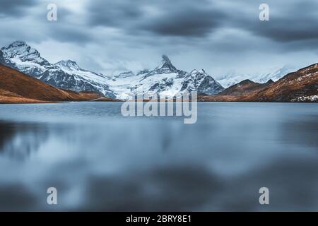 Vue pittoresque sur le lac Bachalpsee dans les montagnes des Alpes suisses. Sommets enneigés de Wetterhorn, Mittelhorn et Rosenhorn en arrière-plan. grindelwald vall Banque D'Images