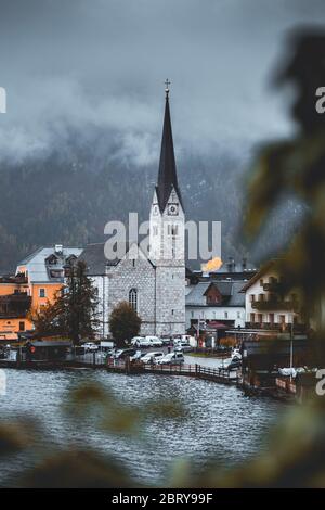 Splendind moody vue de l'église Christuskirche clocher avec escalier en premier plan. Décor de Moody à Hallstatt, Autriche Banque D'Images