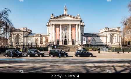 Le musée et la galerie Tate Britain de Millbank, Westminster, avec des taxis noirs traditionnels garés en taxi pour vous attendre. Londres, Angleterre. Banque D'Images