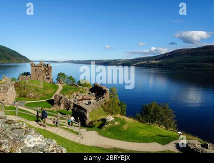 Les touristes visitent le château d'Urquhart et le Loch Ness sur un jour ensoleillé Banque D'Images