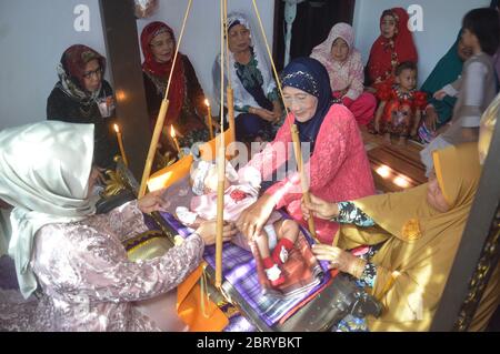 Tarakan Indonesie 10 Octobre 18 La Premiere Coupe De Cheveux Pour Les Bebes Musulmans Ou Dans