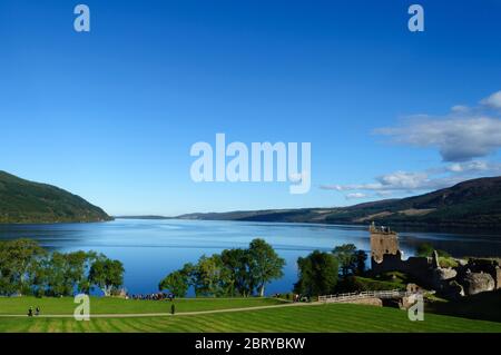 Visiteurs au château d'Urquhart sur les rives du célèbre Loch Ness, connu pour les observations mystérieuses de 'Nessie' le monstre du Loch Ness Banque D'Images