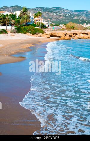 Vue sur la plage Playa del Moro à Alcossebre, sur la Costa del Azahar, en Espagne Banque D'Images