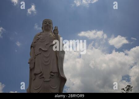 Bouddha géant debout au Vietnam Banque D'Images