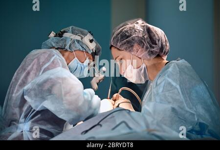 Équipe de chirurgiens dans la salle d'opération, portraits gros plan. Opération moderne, chirurgie plastique. L'industrie de la beauté Banque D'Images