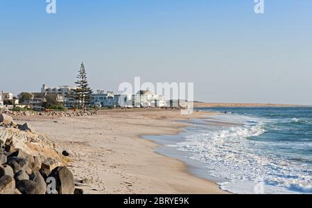 Plage publique et les appartements de vacances à Swakopmund, Namibie. Banque D'Images