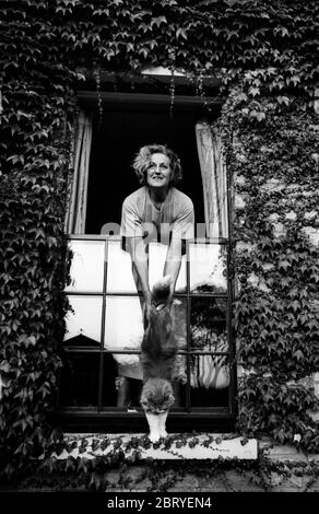 Germaine Greer, écrivain australienne photographiée chez elle près de Cambridge, Angleterre 1992 Germaine Greer: (Née le 29 janvier 1939) est une écrivain et intellectuelle australienne, considérée comme l'une des principales voix du mouvement féministe de la deuxième vague de la seconde moitié du XXe siècle. Spécialisée en littérature anglaise et féminine, elle a occupé des postes universitaires en Angleterre à l'Université de Warwick et au Newnham College de Cambridge, et aux États-Unis à l'Université de Tulsa. Basée au Royaume-Uni depuis 1964, elle a divisé son temps depuis les années 1990 entre Queensland, Australi Banque D'Images