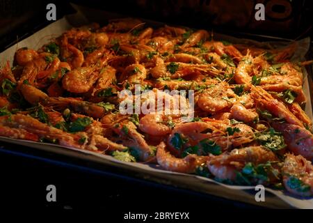 Les crevettes cuites sont étalées sur un plat et prêtes à être cuites au four. Marinade pour fruits de mer Banque D'Images