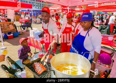 Soweto, Afrique du Sud - 8 septembre 2018 : divers vendeurs africains cuisinant et servant divers plats de rue à base de pain au festival en plein air Banque D'Images