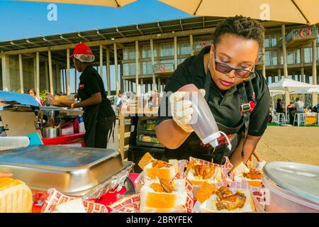 Soweto, Afrique du Sud - 8 septembre 2018 : divers vendeurs africains cuisinant et servant divers plats de rue à base de pain au festival en plein air Banque D'Images