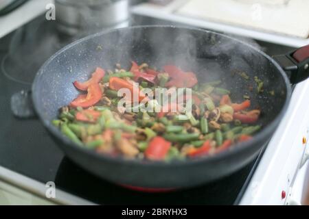 Mélange de légumes dans le wok gros plan papier chaud haricots verts Banque D'Images