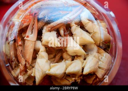 Crabe, cuit à la vapeur, pickled brebis's out prêt à manger dans une boîte en plastique Banque D'Images
