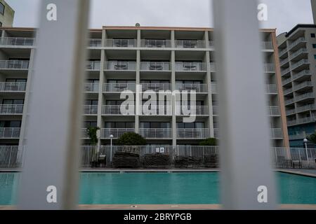 Ocean City, Maryland, États-Unis. 22 mai 2020. Des chaises de piscine sont empilées dans un hôtel en bord de mer au début du week-end de vacances du Memorial Day, le vendredi 22 mai 2020 à Ocean City Maryland. La destination front de mer a levé ses restrictions de plage et de promenade le 9 mai et les restrictions d'hébergement le 14 mai. L'État du Maryland est passé d'une commande de séjour à la maison à une commande de sécurité à la maison le 15 mai. Crédit : Alex Edelman/ZUMA Wire/Alay Live News Banque D'Images