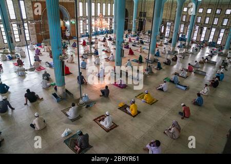 Les musulmans assistent vendredi dernier à la prière du Ramadan à la mosquée nationale Baitul Mokarram après que le gouvernement ait assoupli les restrictions dans le contexte des préoccupations concernant l'épidémie de coronavirus (COVID-19) à Dhaka, au Bangladesh, le 22 mai 2020. Banque D'Images