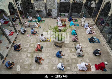 Les musulmans assistent vendredi dernier à la prière du Ramadan à la mosquée nationale Baitul Mokarram après que le gouvernement ait assoupli les restrictions dans le contexte des préoccupations concernant l'épidémie de coronavirus (COVID-19) à Dhaka, au Bangladesh, le 22 mai 2020. Banque D'Images