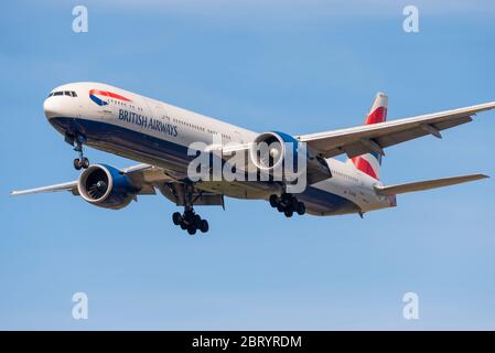 L'avion de ligne Boeing 777 de British Airways débarque à l'aéroport de Londres Heathrow au-dessus de Cranford, Londres, Royaume-Uni, pendant le confinement de la COVID-19. Banque D'Images