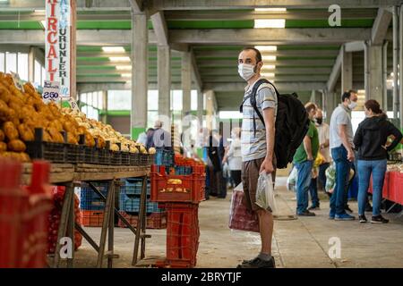 Eskisehir, Turquie - 21 mai 2020: Homme avec masque médical au bazar traditionnel turc d'épicerie pendant les jours de corona à Eskisehir, Turquie. Banque D'Images