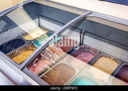 Comptoir de service de crème glacée aux saveurs execurables. Saveurs variées de glace au comptoir Banque D'Images