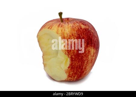 Une pomme rouge avec une morsure manquante isolée sur fond blanc Banque D'Images