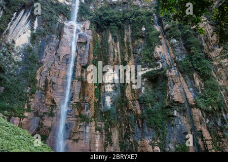 Chutes Yumbilla près de la ville de Cuispes, région péruvienne du nord de l'Amazonas, la cinquième plus grande cascade au monde. Banque D'Images