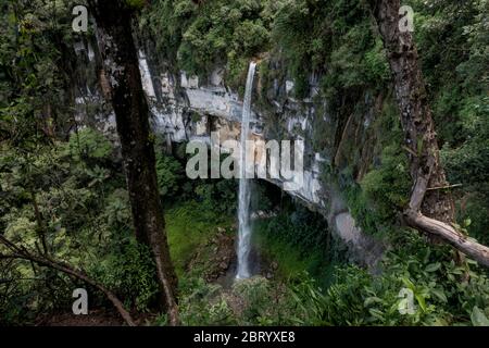 Chutes Yumbilla près de la ville de Cuispes, région péruvienne du nord de l'Amazonas, la cinquième plus grande cascade au monde. Banque D'Images