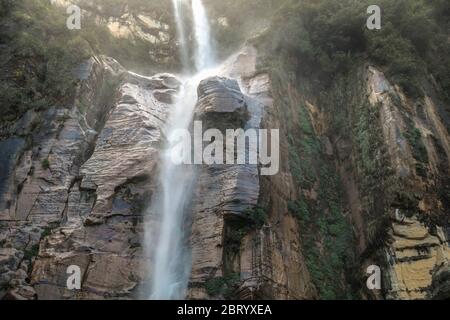 Chutes Yumbilla près de la ville de Cuispes, région péruvienne du nord de l'Amazonas, la cinquième plus grande cascade au monde. Banque D'Images