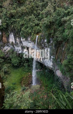 Chutes Yumbilla près de la ville de Cuispes, région péruvienne du nord de l'Amazonas, la cinquième plus grande cascade au monde. Banque D'Images