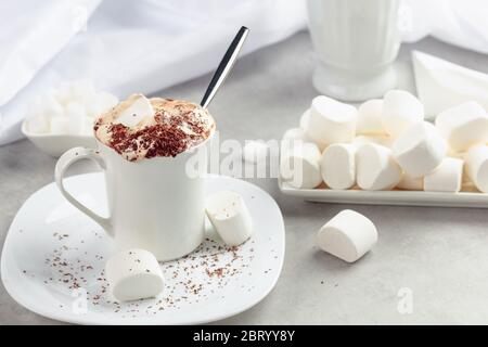 Chocolat chaud avec des guimauves saupoudré de miettes de chocolat. Maison de bonbons. Banque D'Images