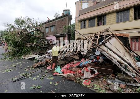 Après le cyclone "Amphan", au moins 80 personnes sont mortes au Bengale occidental, selon le gouvernement de l'État. Au moins 5,000 arbres ont été déracinés et 2,500 arbres dans le lac salé de Kolkata, en Inde, le 21 mai 2020. Personnes réparant temporairement le toit de leur maison. (Photo de Sudipta Pan / Pacific Press/Sipa USA) Banque D'Images