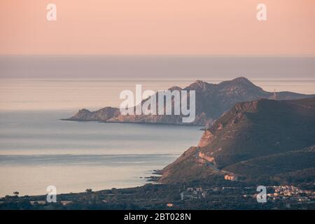 Soleil du soir sur la côte rocheuse du désert des Agriates, mer Méditerranée et route côtière sinueuse à Losari dans la région de Balagne en Corse Banque D'Images