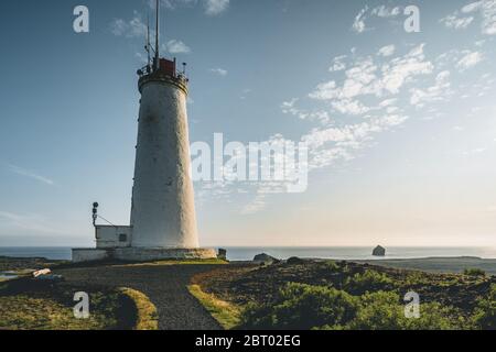 Gunnuhver, péninsule de Reykjanes. Zone géothermique avec le phare de Reykjanviti ou de Reykjanes, le plus ancien. Puissant caldara de Gunnuhver, dans le Banque D'Images