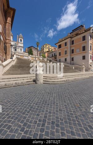 Rome, Italie - 19 mai 2020 : le lieu touristique populaire des marches espagnoles semble vide au milieu de la journée, car les foules de voyageurs habituelles n'ont pas encore r Banque D'Images