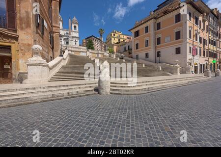 Rome, Italie - 19 mai 2020 : le lieu touristique populaire des marches espagnoles semble vide au milieu de la journée, car les foules de voyageurs habituelles n'ont pas encore r Banque D'Images