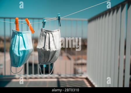 Masque chirurgical pour coronavirus accroché à la corde à linge avec la corde à linge Banque D'Images