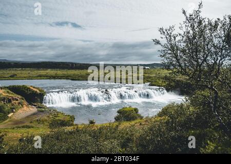 Faxafoss Faxi paysage en cascade tourné avec sentier dans le sud de l'Islande. L'eau qui coule sur le cercle d'or pendant le soleil de minuit. Scène grand angle. Banque D'Images