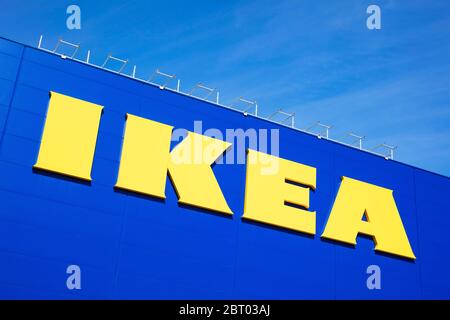 Grand logo Ikea jaune sur le côté de l'entrepôt bleu Ikea à Giltbrook Retail Park, Ikea Way, Giltbrook, Nottingham East Midlands England GB Banque D'Images