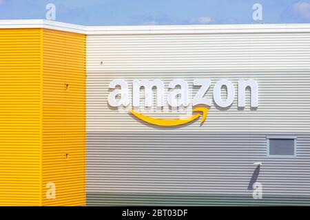 Amazon logo Amazon Derby-Kegworth entrepôt Amazon SEGRO Logistics Park, East Midlands Gateway, Junction 24 M1, East Midlands Angleterre GB Europe Banque D'Images