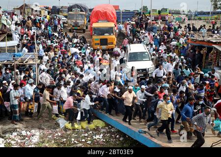 Dhaka, Bangladesh - 22 mai 2020 : les habitants ont commencé à quitter Dhaka pour leurs maisons de village aujourd'hui pour leurs vacances d'Eid-ul-Fitr au milieu des nati Banque D'Images