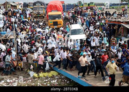 Dhaka, Bangladesh - 22 mai 2020 : les habitants ont commencé à quitter Dhaka pour leurs maisons de village aujourd'hui pour leurs vacances d'Eid-ul-Fitr au milieu des nati Banque D'Images