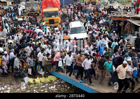 Dhaka, Bangladesh - 22 mai 2020 : les habitants ont commencé à quitter Dhaka pour leurs maisons de village aujourd'hui pour leurs vacances d'Eid-ul-Fitr au milieu des nati Banque D'Images