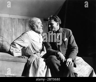 GEORGE ROBEY comme Sir John Falstaff et directeur / Star LAURENCE OLIVIER sur le set Candid pendant le tournage de HENRY V 1944 réalisateur LAURENCE OLIVIER jouer William Shakespeare musique William Walton Two Cities films / Eagle - Lion Distributors Ltd Banque D'Images