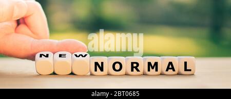 Nouveau concept normal. La main tourne les dés et change l'expression 'normal' à 'nouvelle normale'. Banque D'Images