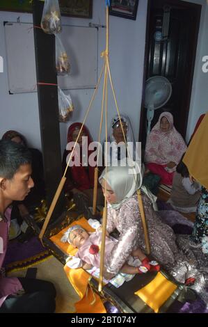 Tarakan Indonesie 10 Octobre 18 La Premiere Coupe De Cheveux Pour Les Bebes Musulmans Ou Dans