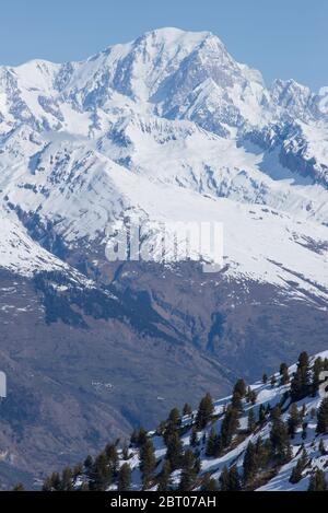 Vue lointaine sur le Mont blanc depuis le domaine skiable de la Plagne, Savoie, France Banque D'Images