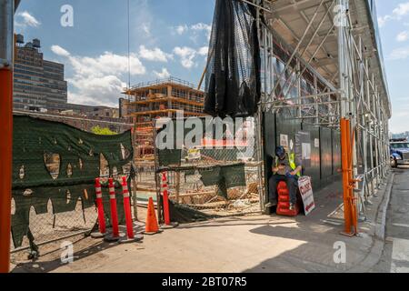 Un aménagement résidentiel sur le site d'une ancienne station-service dans le quartier de West Chelsea, à New York, près du High Line Park et des chantiers de Hudson vu le vendredi 15 mai 2020. À l'exception des travaux d'urgence, la construction a cessé en raison de la pandémie COVID-19. (© Richard B. Levine) Banque D'Images