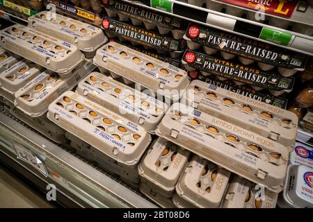 Des cartons d'œufs en vente dans un supermarché de New York le mardi 12 mai 2020. Le prix de gros des oeufs a triplé au cours du dernier mois. (© Richard B. Levine) Banque D'Images